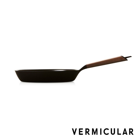 日本製鑄鐵平底鍋，黑色鍋身，配有木質握柄，鍋具尺寸為26cm。