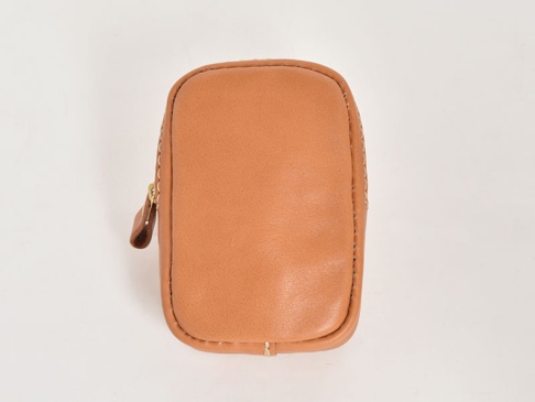 職人手作皮革菸盒收納包，淺棕色皮革，拉鍊設計，簡約方形款式。