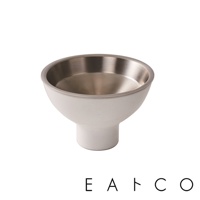 日製漏斗組，由不鏽鋼內層與白色外層組成，漏斗口內側為銀色金屬，外側呈圓弧狀，下端為圓柱形管狀。