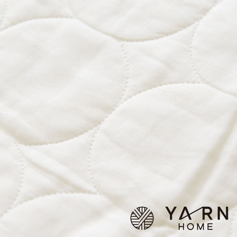 米白色脫脂棉混紗廚房拭巾，表面有圓形格紋縫線，材質柔軟，角落有 YARN HOME 品牌標誌。