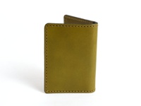 橄欖綠皮革雙折票券收納夾，簡約設計，邊緣縫線整齊，材質為皮革，適合收納票券、卡片。