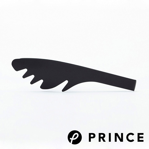 一張黑色的萬用料理麵食分菜夾，其夾頭呈波浪狀的齒狀設計，方便夾取麵食。