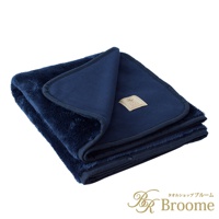 深藍色 FLAN 3way 保暖毯，一面為柔軟蓬鬆的長毛絨材質，另一面為平滑絨毛材質，兩面由深藍色滾邊連接，毯子一角可見品牌標籤，並配有按扣。