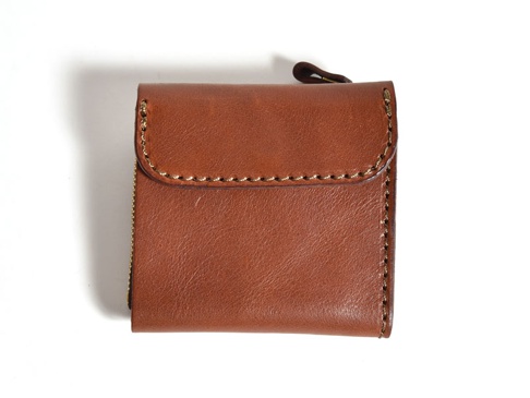 職人手作方形短夾，棕色皮革材質，配有金色拉鍊，以及手工縫線裝飾。