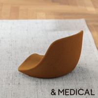 咖啡色舒腰正姿座墊，高背設計，布面材質，放置於白色紋理地毯上，背景為木質地板。