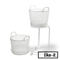 白色圓形網格設計的移動式洗衣提籃，一組包含兩個，其中一個置於帶有四個滾輪的白色金屬支架上，另一個獨立放置於左側。