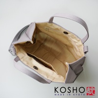 灰色棉帆布扇形托特包，內部有拉鍊開合主袋、內袋和磁釦開合隔層。包包有兩條提把和一條肩帶。