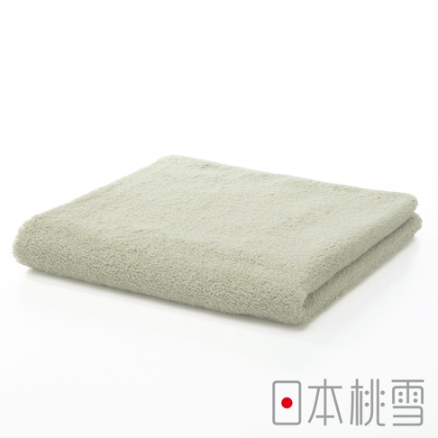 淺綠色精梳棉飯店毛巾，質地柔軟，毛圈清晰可見，乾淨整潔地對折於白色背景上，右下角有日文品牌標誌。
