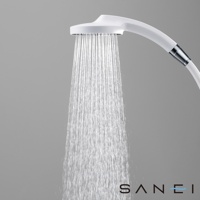 白色簡約設計的超大花灑蓮蓬頭，正在噴灑出細緻的水柱，蓮蓬頭主體為白色塑膠材質，連接處有銀色金屬環，整體呈現現代感。