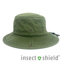 一件軍綠色圓頂帽，採用透氣材質，帽頂有兩個金屬通風孔，帽簷內側有可調節的繩索。