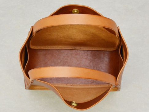 職人手作皮革Organ方形托特包 (G-68) S，淺棕色皮革，頂部視角，展示包包內部結構與手提帶。