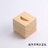 淺色木紋立方體面紙盒，頂部設有半月形開口，材質為天然檜木，呈現簡潔質樸的風格。