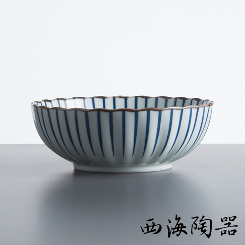 波佐見燒兩件式丼飯碗，白色陶瓷碗身，外圍繪有深藍色垂直線條，碗緣為波浪狀，邊緣帶有淺棕色線條。