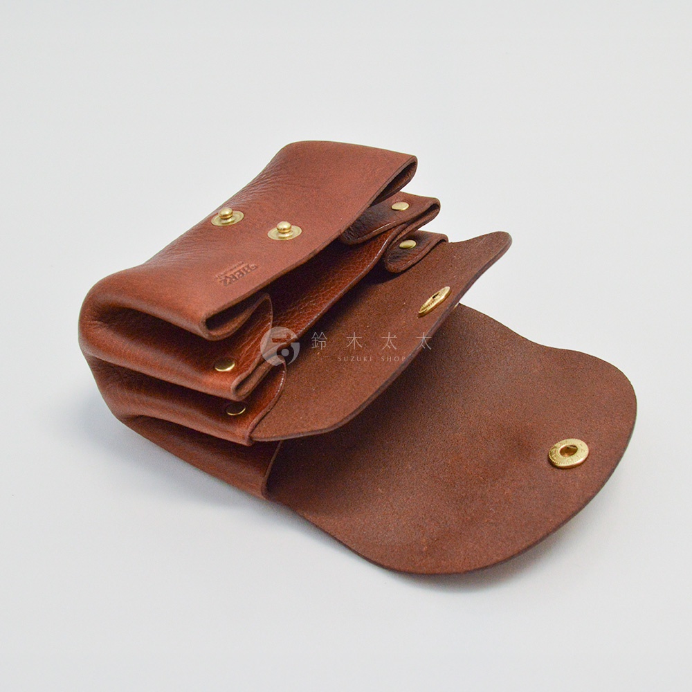 深棕色皮革三層收納零錢包，帶有金色金屬按鈕，內部有三個隔層，材質為真皮，質感自然。