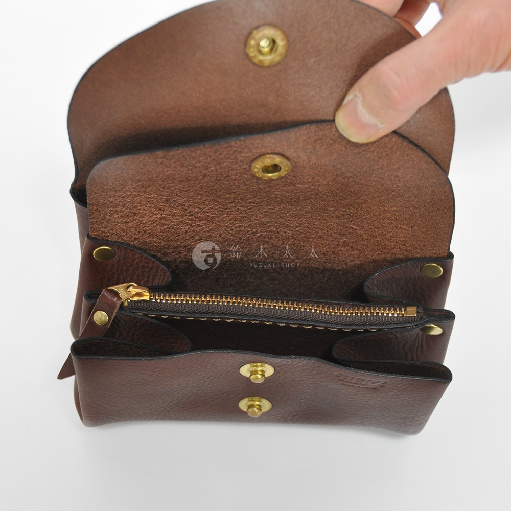 深棕色皮革三層收納零錢包，內部結構清晰，設有拉鍊夾層及按扣開合，展現職人手作質感。