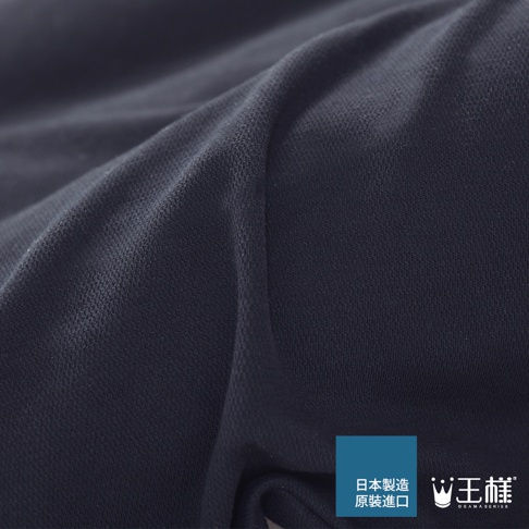 深藍色網眼布料紋理特寫，布料表面有細小的蜂巢狀織紋，呈現柔軟的垂墜感。右下角有日文「日本製造 原裝進口」及品牌標誌。