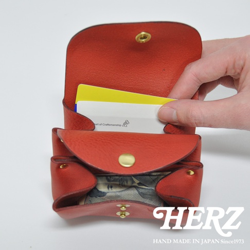 紅色皮革三層收納零錢包，可放入卡片與日圓紙鈔，設有金屬釦，職人手作。