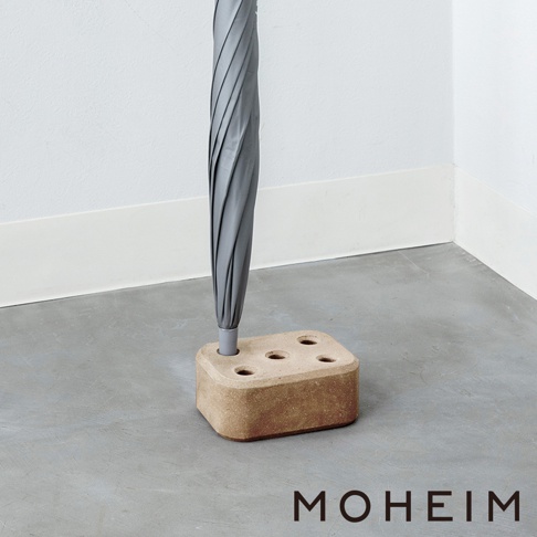 方形傘架，淺棕色，帶有四個圓形孔洞，可收納雨傘。