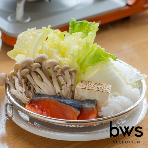 bws SELECTION 品牌下方是裝有鮭魚、香菇、豆腐、蔬菜和麵條的銀色瀝水盤