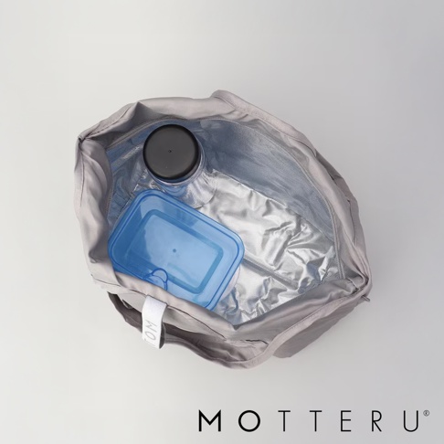 一個淺灰色的輕時尚摺疊保冷可拆托特袋，內部有銀色保冷層，袋內放置一個藍色塑膠保鮮盒及一個黑色瓶蓋的保溫瓶。