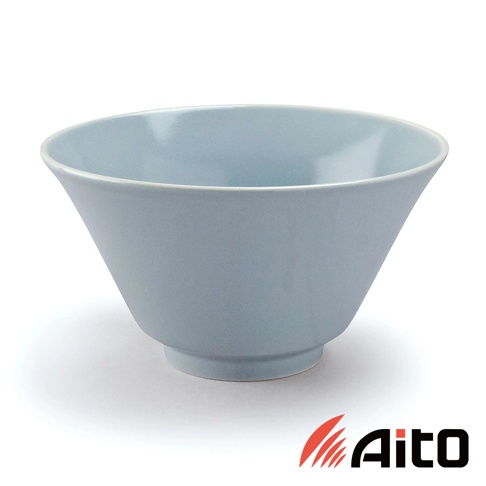 淺藍色美濃燒簡約釉彩深碗，陶瓷材質，碗身外側呈錐形向外擴展，底部有穩固的圓形座。