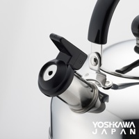 日製笛音壺，壺身為閃亮的不鏽鋼材質，配有黑色防燙手把和笛音蓋。