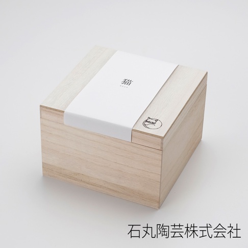 淺色木盒包裝，盒蓋中央有白色紙封，印有黑色「貓」字樣及「neco」小字，右側盒蓋上印有貓咪圖案。