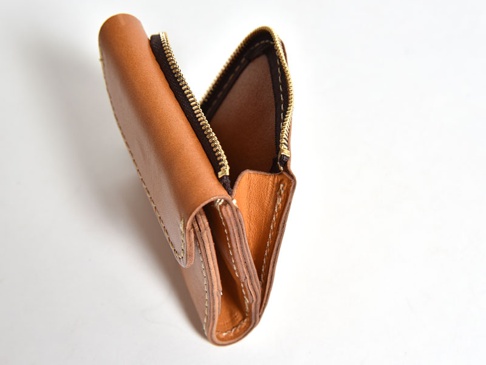 職人手作皮革方形短夾，採用棕褐色皮革，金色拉鍊，縫線清晰，展現皮革紋理與質感。