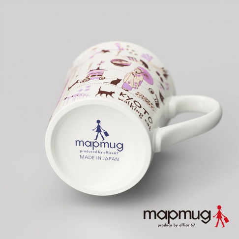 白色陶瓷馬克杯，杯身繪有京都手繪地圖風格插畫，包含散步的貓咪、日式建築與紫色點綴圖案，並有「KYOTO walking cat」字樣。杯底印有「mapmug produced by office67 MADE IN JAPAN」標誌。