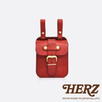 紅色皮革製成的經典腰袋，有兩個皮帶扣環及一個可調節的皮帶扣，袋蓋上有品牌標誌，整體呈現簡約復古風格。