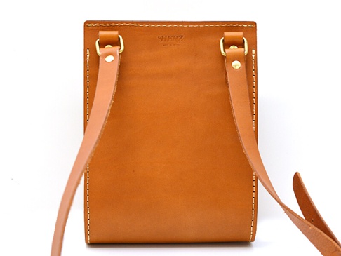 職人手作皮革厚實單肩包 (CP-61)，採用天然棕色皮革製成，帶有精緻的縫線和黃銅色五金配件，單肩背帶可調節，設計簡約實用。