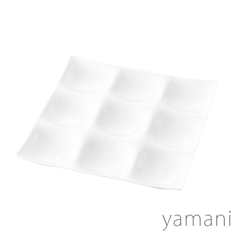 白色陶瓷九格小菜盤，設計簡潔，適合盛裝多樣小菜。