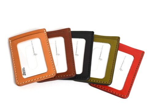 職人手作皮革直式票券收納夾，包含卡其色、深棕色、黑色、橄欖綠和紅色共五款。皆為皮革材質，正面有透明視窗，邊緣有縫線裝飾，並印有品牌Logo。