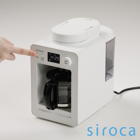 白色 SC-A3520 自動研磨咖啡機，配備黑色手柄的玻璃咖啡壺。機器正面有數位顯示螢幕，顯示時間「14:29」，並有「 siroca 」品牌標誌。