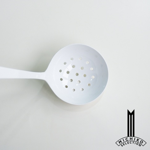 簡潔的白色漏勺，有許多圓形孔洞，放在淺色背景上，右下角有 michiko selection 的標誌
