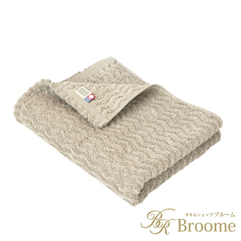 Broome ASH 今治柔韻波紋甘撚迷你浴巾，採用100%純棉製成，表面有精緻的波浪圖案緹花織法，搭配品牌標籤，呈現日式質感。