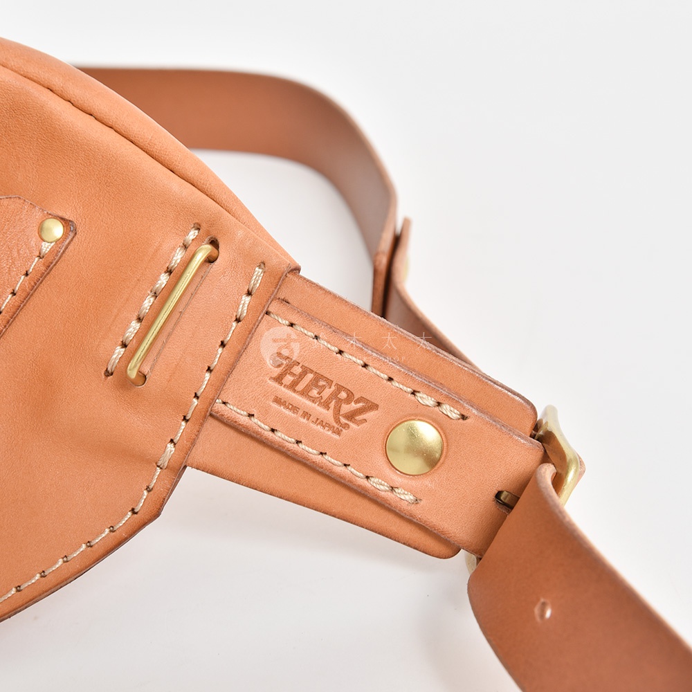 日本HERZ 職人手作皮革斜背包，細節處印有HERZ MADE IN JAPAN字樣