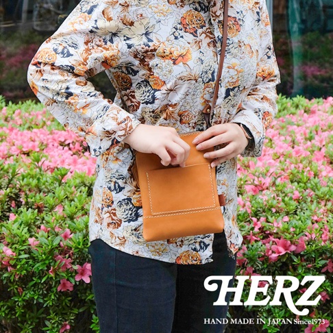 職人手作皮革直式隨身單肩包 CP-37，淺棕色皮革，包身有外袋，搭配細長皮革背帶。