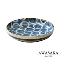 筆青釉繪料理盤，藍白色調，帶有重複的白色圓形圖案，盤緣飾有藍白條紋，陶瓷材質。