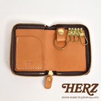 職人手作皮革多用途收納鑰匙包 KE-4，採用淺棕色皮革，內含卡槽及四個黃銅鑰匙鉤，搭配金屬拉鍊和皮革拉環。