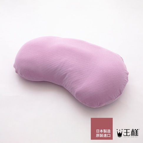 淺紫色、帶有細微菱形紋路的舒肩枕專屬枕套，枕套材質柔軟，形狀符合人體工學設計，呈現豆莢狀。