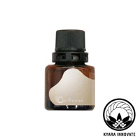 KYARA INNOVATE focus 香氛精油，琥珀色瓶裝，瓶身有白色紋路標籤，下方有品牌標誌。
