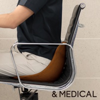 舒腰正姿座墊 HB 高背款，採用織物材質，提供腰部支撐。座墊呈弧形，顏色為棕褐色，放置於黑色皮質辦公椅上。