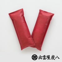 兩件紅色網紋布料製成的長條形調濕包，置於白色背景上，其中一件的布料上印有日文文字。