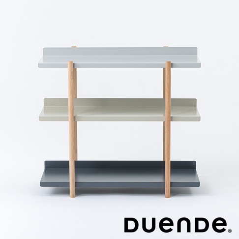 MARGE SHELF 3 三層置物收納架，擁有淺灰色、淺綠色和深灰色三層層板，由兩根圓形木質支柱支撐，設計簡潔現代。