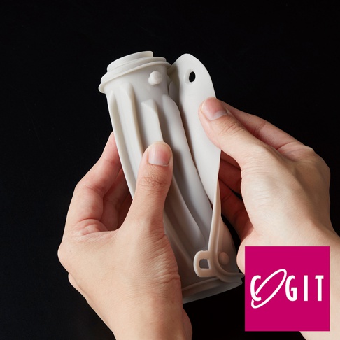 COGIT 品牌多功能軟式洗衣板，以其柔軟的材質和獨特的褶皺設計，為使用者提供方便洗衣的體驗。