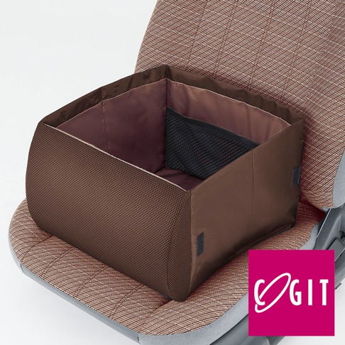 棕色網布材質的車內置物收納靠墊，內部為深棕色光滑內襯，設有黑色網袋。