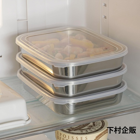 三個堆疊的不鏽鋼調理保存盒，皆配有透明塑料蓋，盒內裝有切塊的食物。