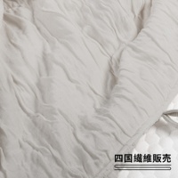 淺灰色舒芙蕾透氣涼被（無棉款），材質呈現皺褶紋理，質感輕盈。