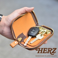 職人手作皮革鑰匙包，手持展示，內有汽車鑰匙和掛鉤